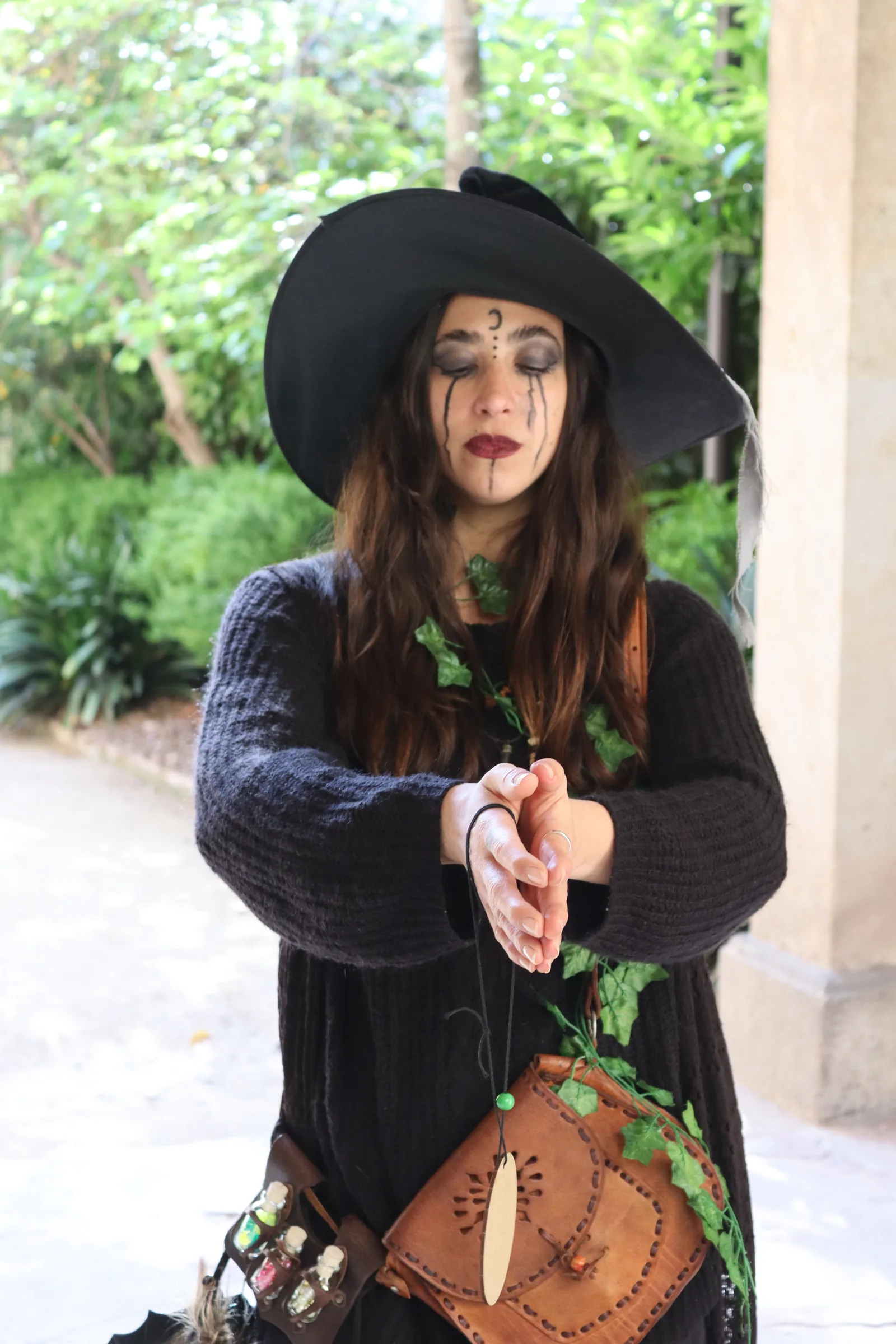 Un personaje de Naturetales Live en los jardines
