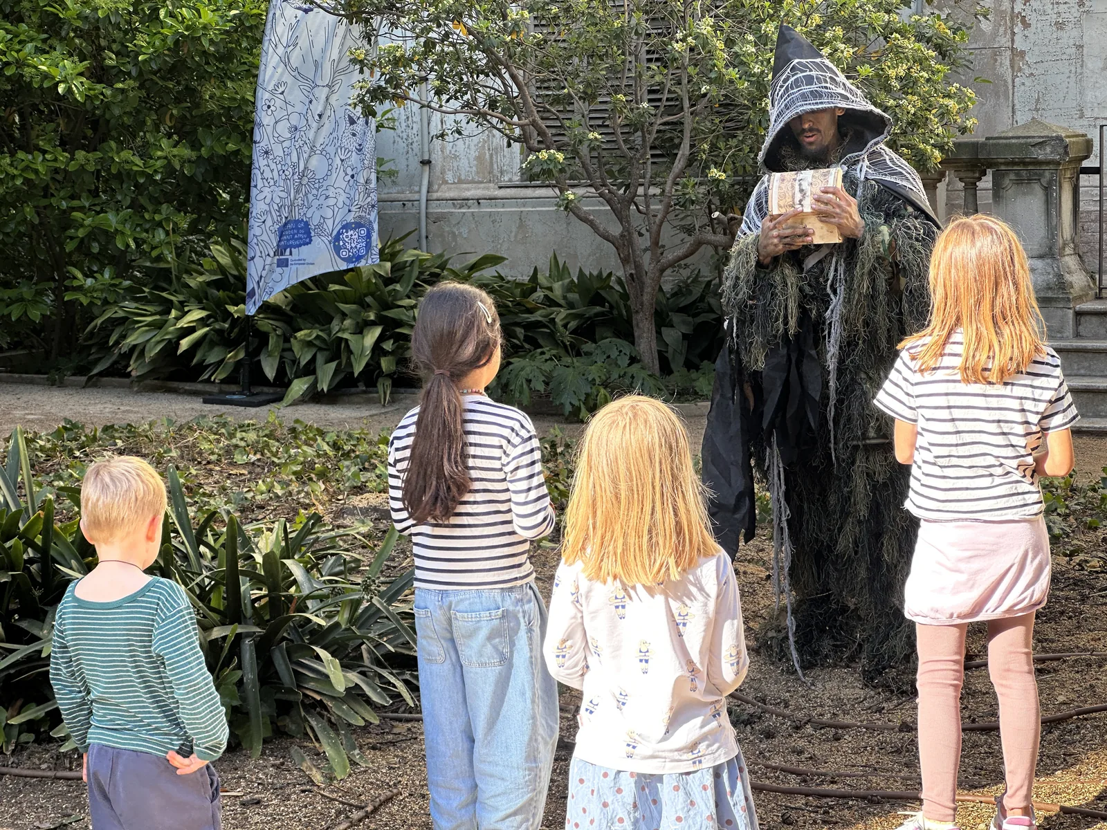 Ni&ntilde;os y ni&ntilde;as ante una criatura del bosque en Naturetales Live