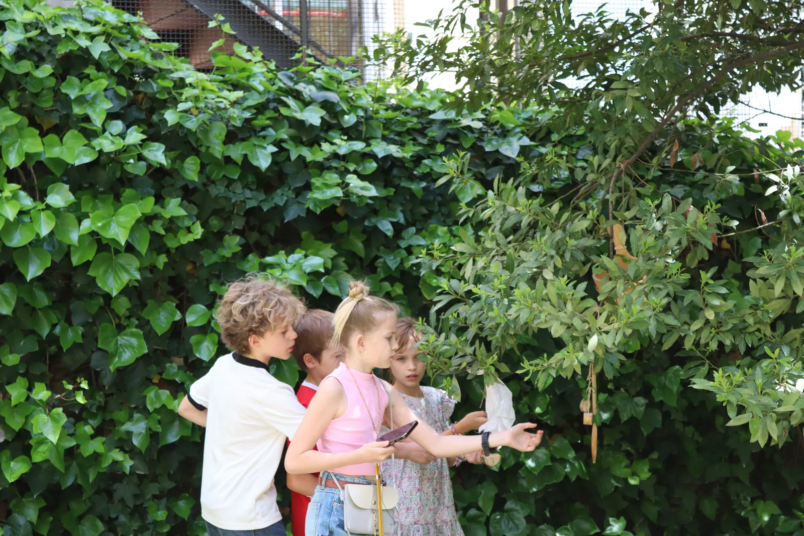 Ni&ntilde;os descubriendo una de las estaciones