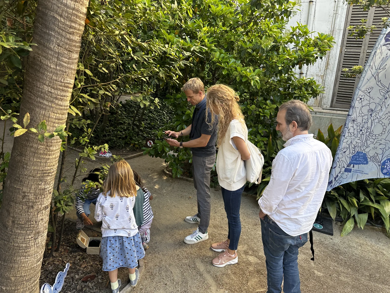 Una familia sigue la aventura con la app Naturetales