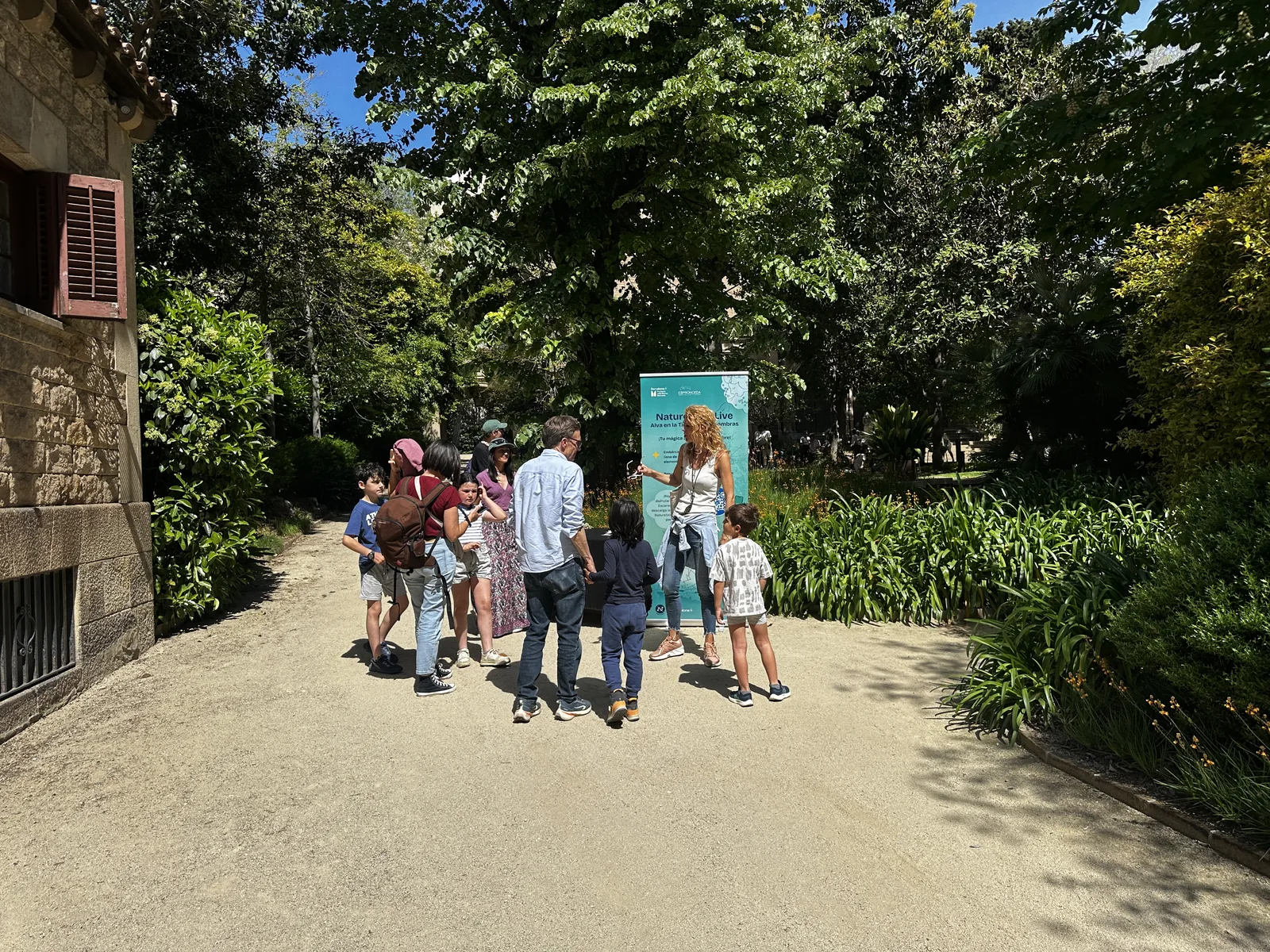 Familias recorriendo los jardines